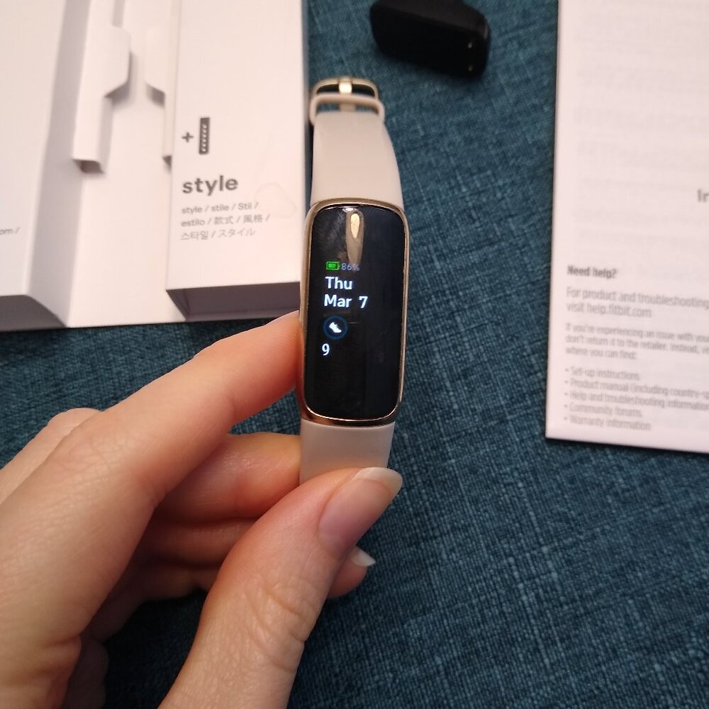 Fitbit Luxe lunar white/soft gold